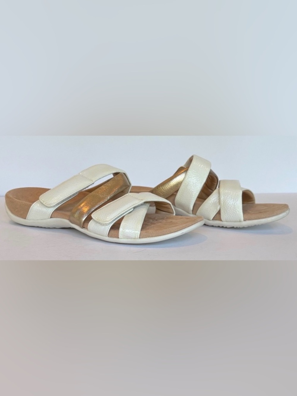 Vionic Hadlie Strappy Flat White Cream and Gold Bronze Sandals. Size 8